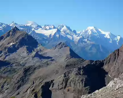 PXL110 Jolie vue sur le massif du Mont Blanc et les Aiguilles